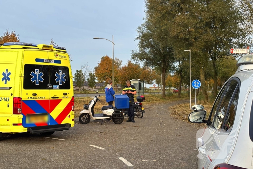 Bezorger op scooter en scooterrijder botsen op elkaar