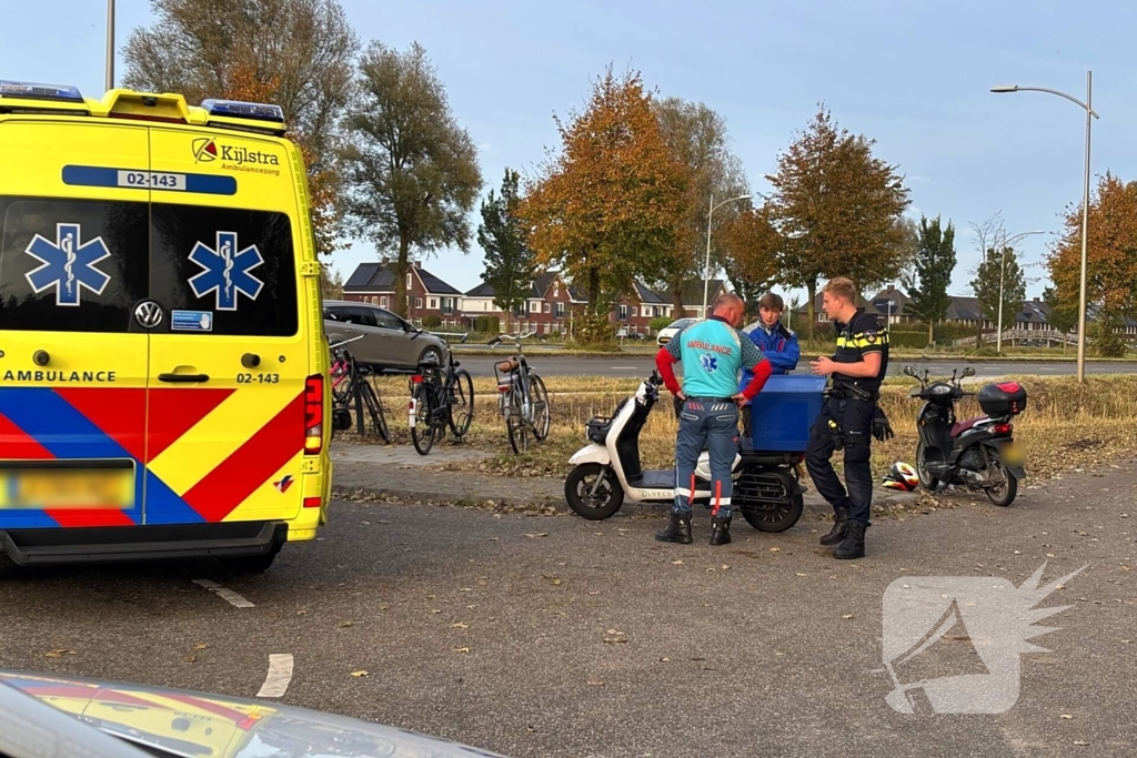 Bezorger op scooter en scooterrijder botsen op elkaar