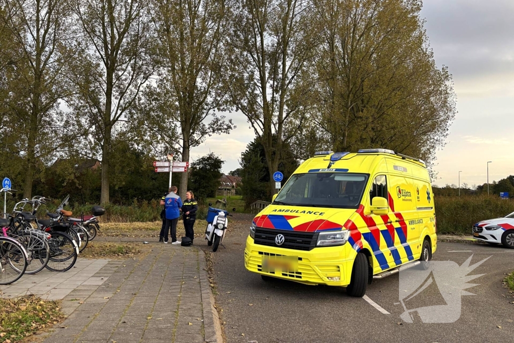 Bezorger op scooter en scooterrijder botsen op elkaar