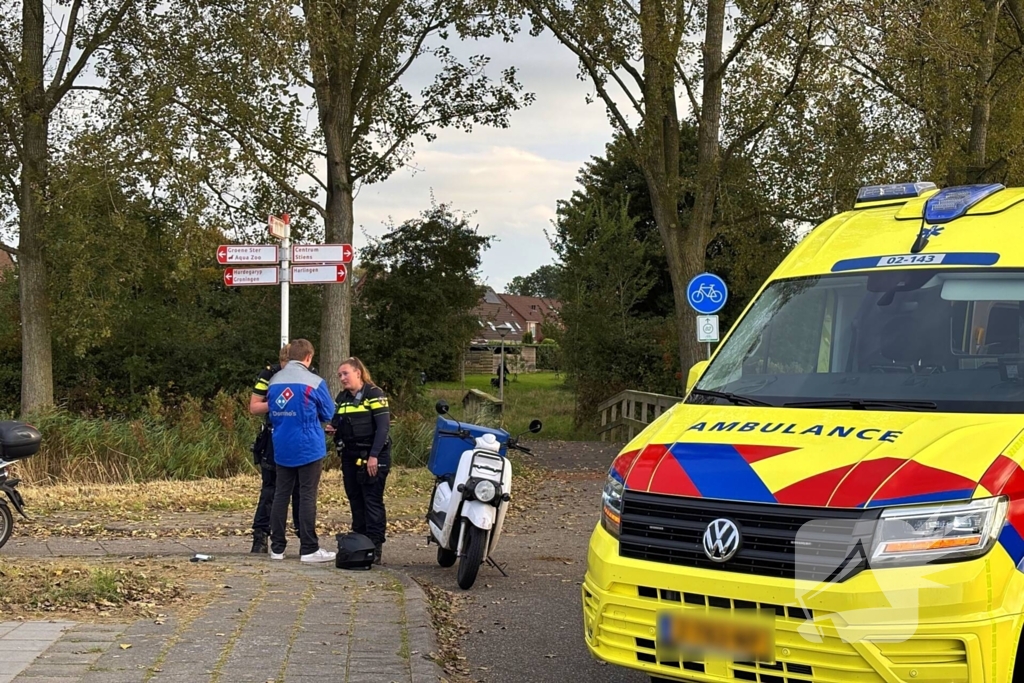 Bezorger op scooter en scooterrijder botsen op elkaar