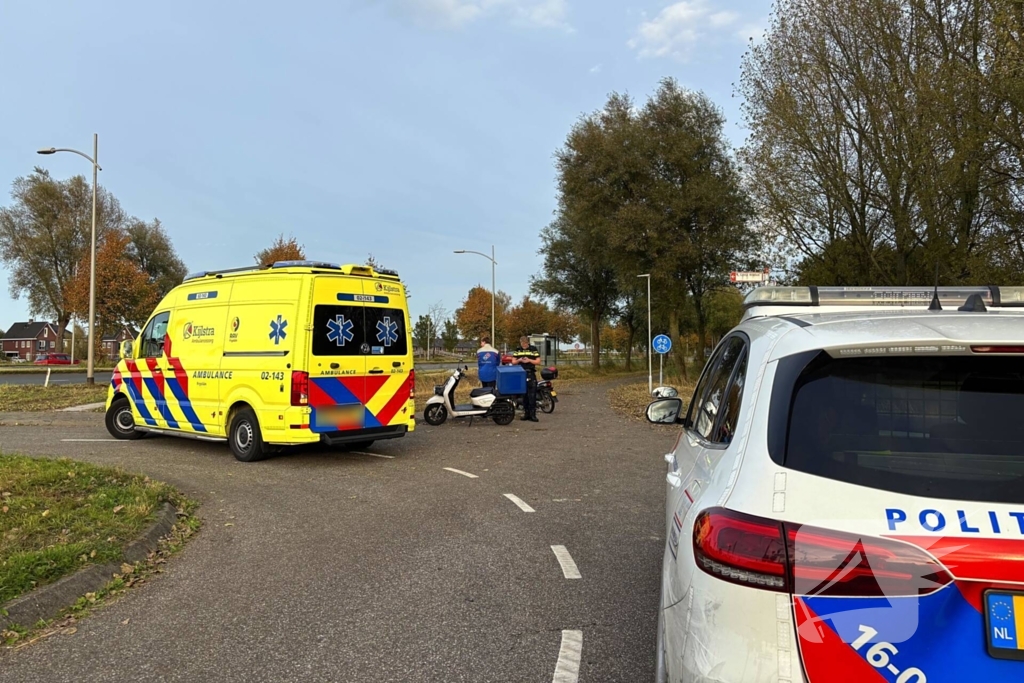 Bezorger op scooter en scooterrijder botsen op elkaar