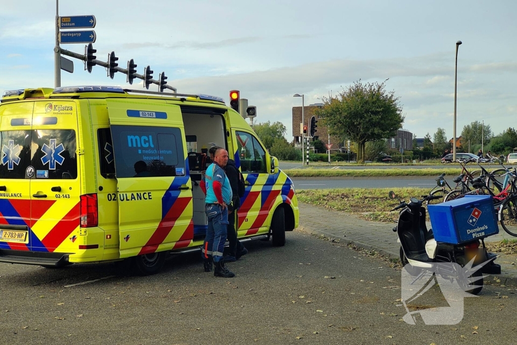 Bezorger op scooter en scooterrijder botsen op elkaar