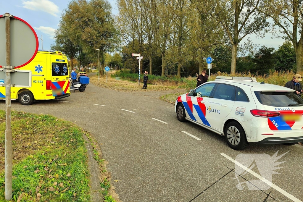 Bezorger op scooter en scooterrijder botsen op elkaar