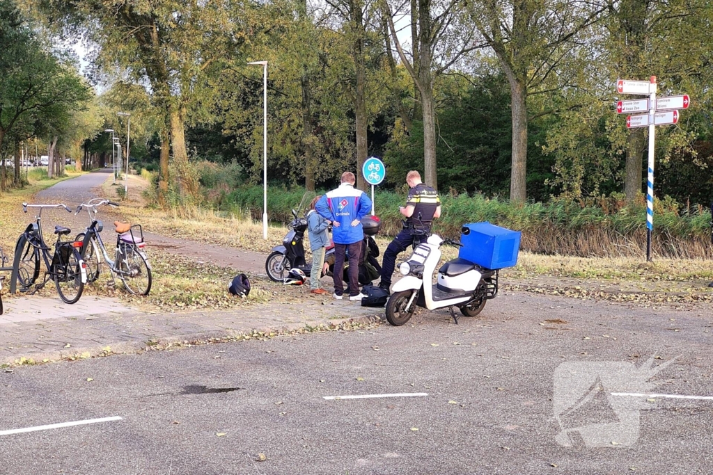 Bezorger op scooter en scooterrijder botsen op elkaar