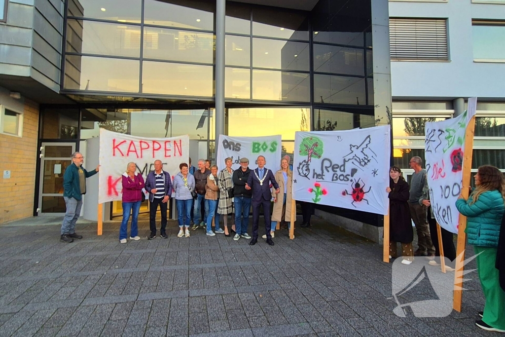 Protestactie tegen bomenkap in bos van Los