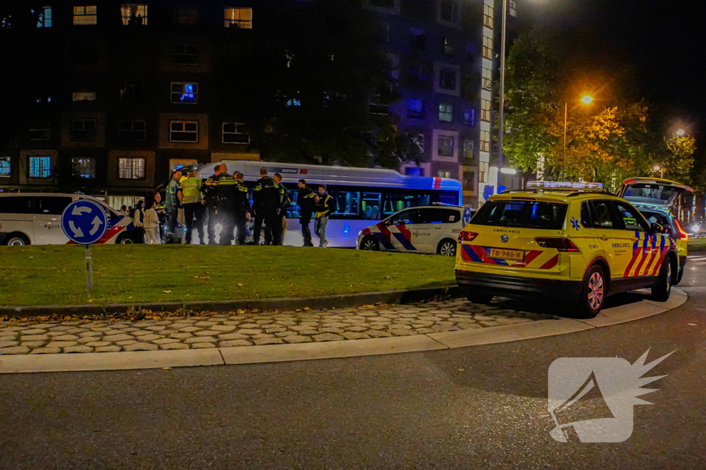 Persoon met nerfpistolen in elkaar geslagen, groep jongens slaan op de vlucht