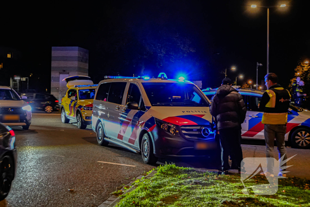 Persoon met nerfpistolen in elkaar geslagen, groep jongens slaan op de vlucht