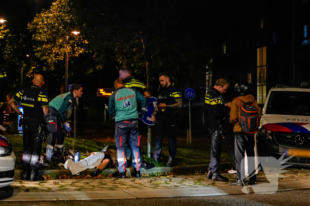 Persoon met nerfpistolen in elkaar geslagen, groep jongens slaan op de vlucht