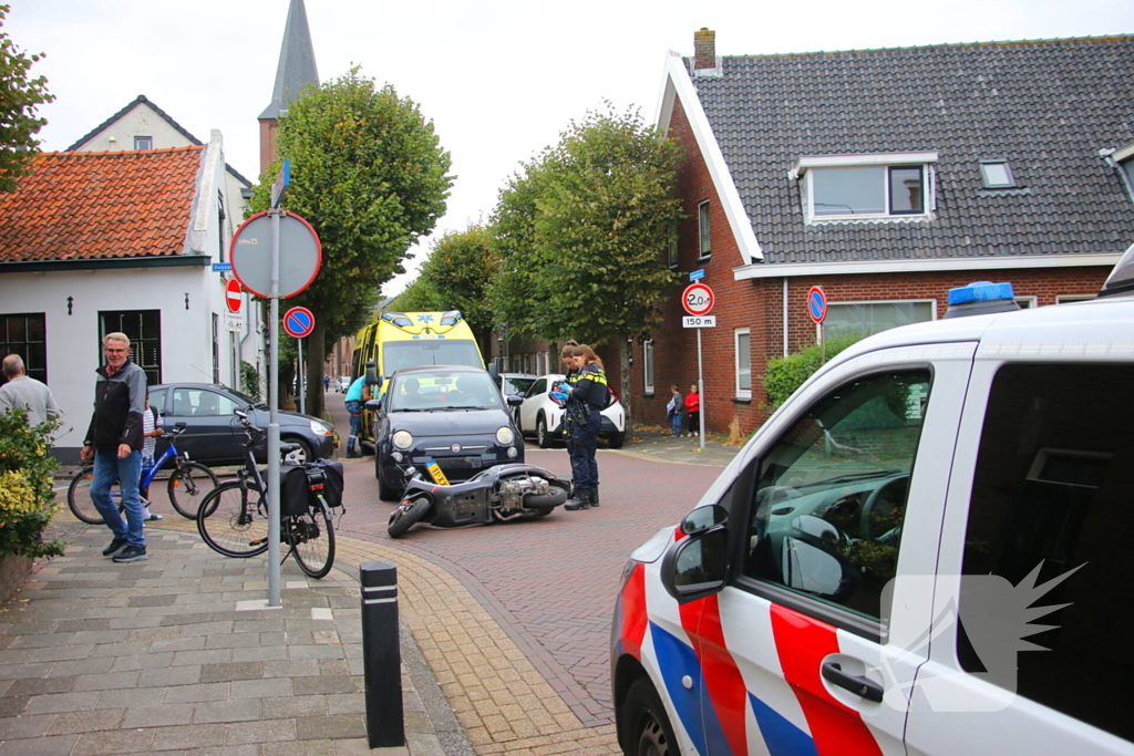 Scooterrijder botst op auto