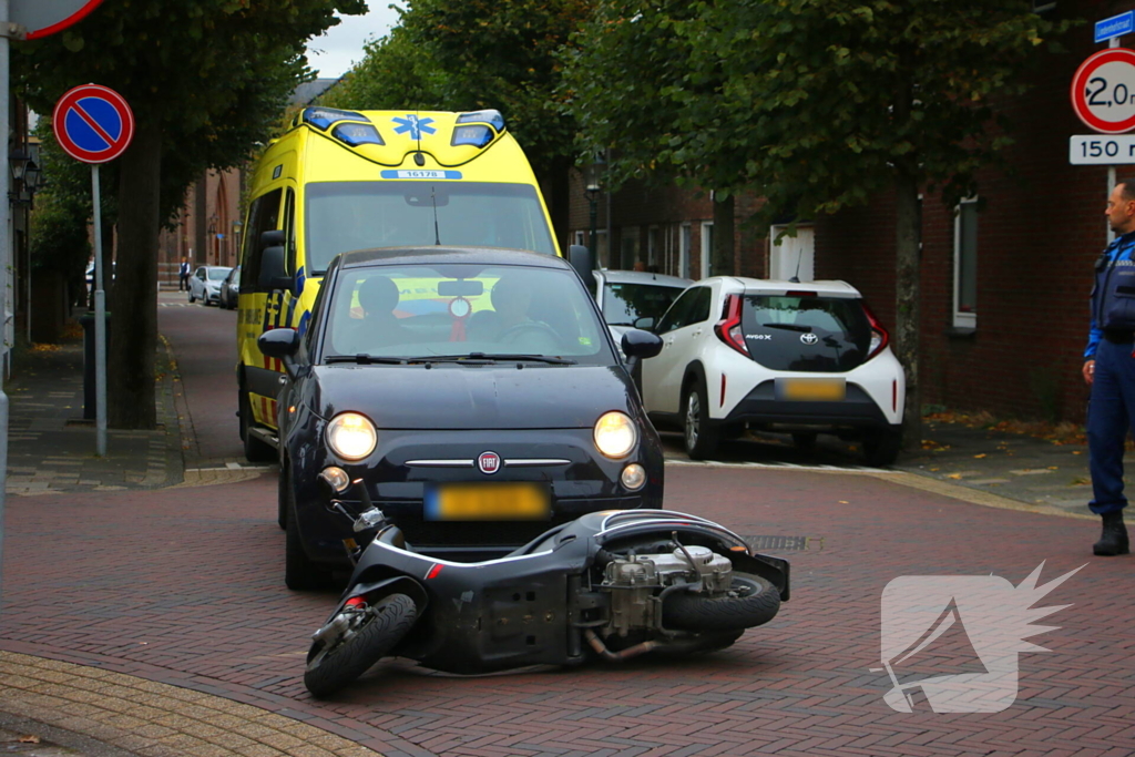 Scooterrijder botst op auto