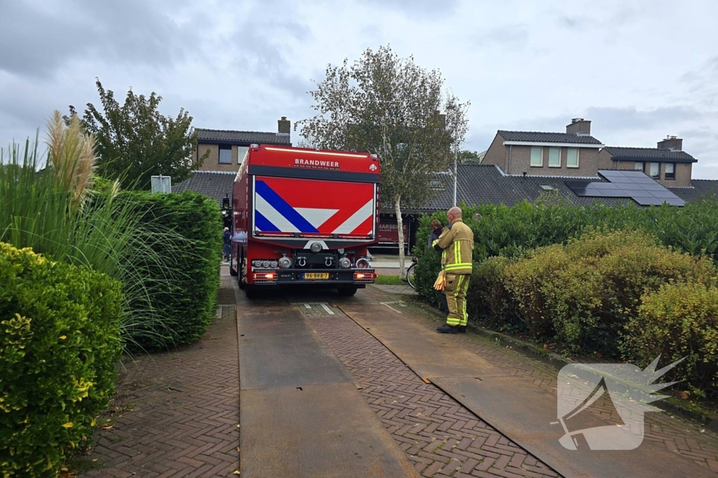 Brandweer blust brand op dak van basisschool