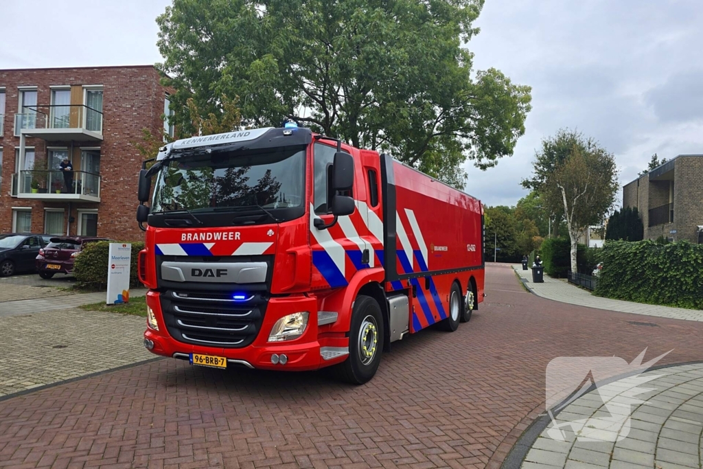 Brandweer blust brand op dak van basisschool