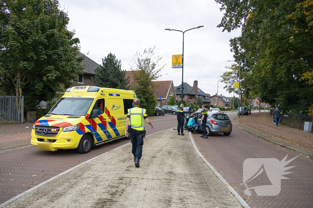 Automobilist ramt verkeersbord en lantaarnpaal