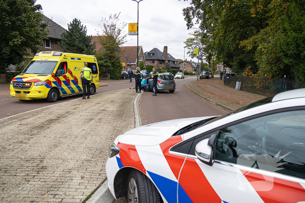 Automobilist ramt verkeersbord en lantaarnpaal