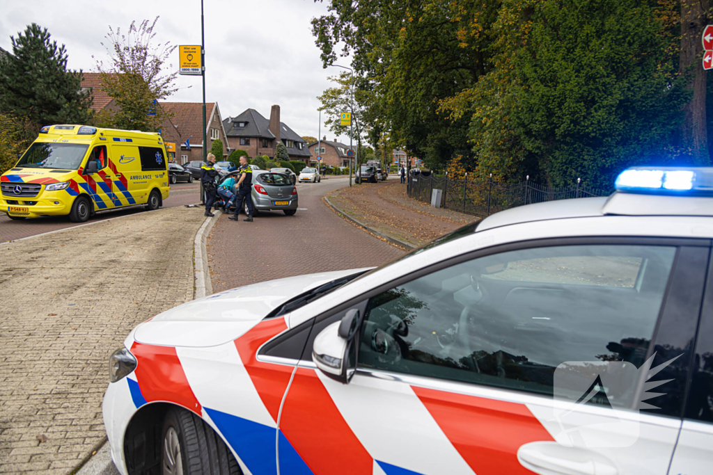 Automobilist ramt verkeersbord en lantaarnpaal