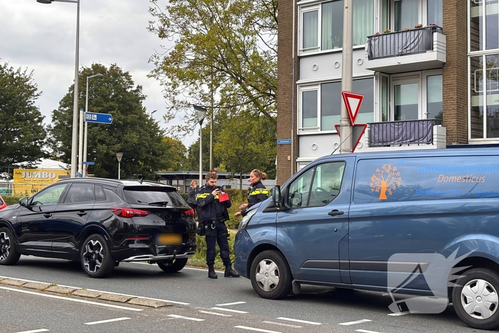 Bestelbus betrokken bij kop-staartbotsing met drie voertuigen