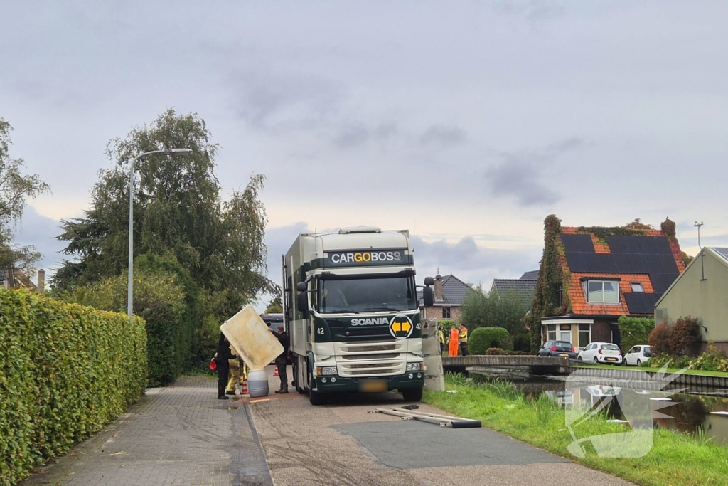 Vrachtwagen rijdt dieseltank lek