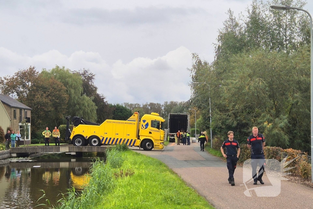 Vrachtwagen rijdt dieseltank lek