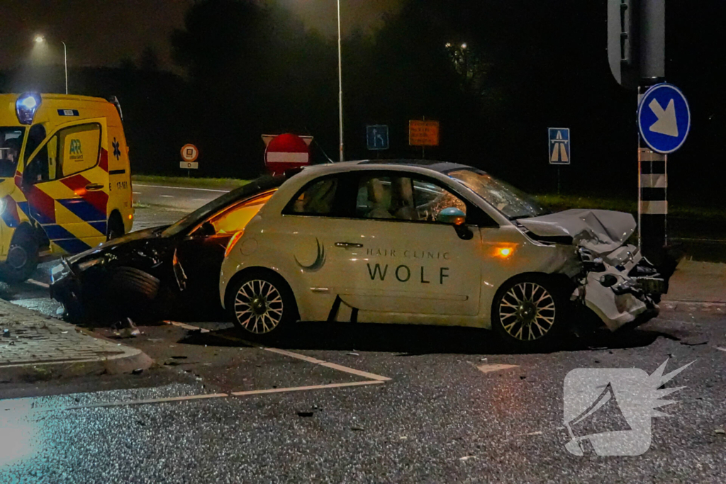 Gewonde en flinke schade bij aanrijding