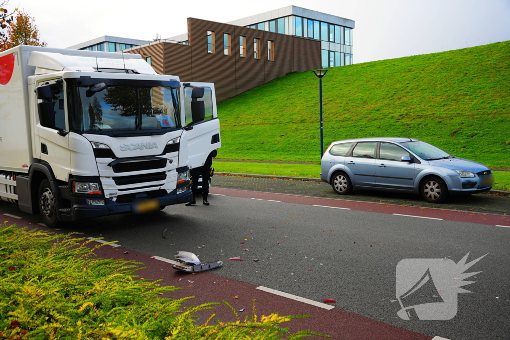 Vrachtwagen klapt achterop auto