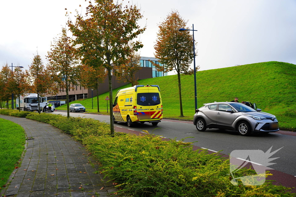 Vrachtwagen klapt achterop auto