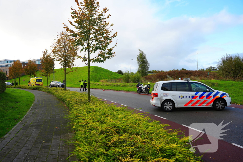 Vrachtwagen klapt achterop auto