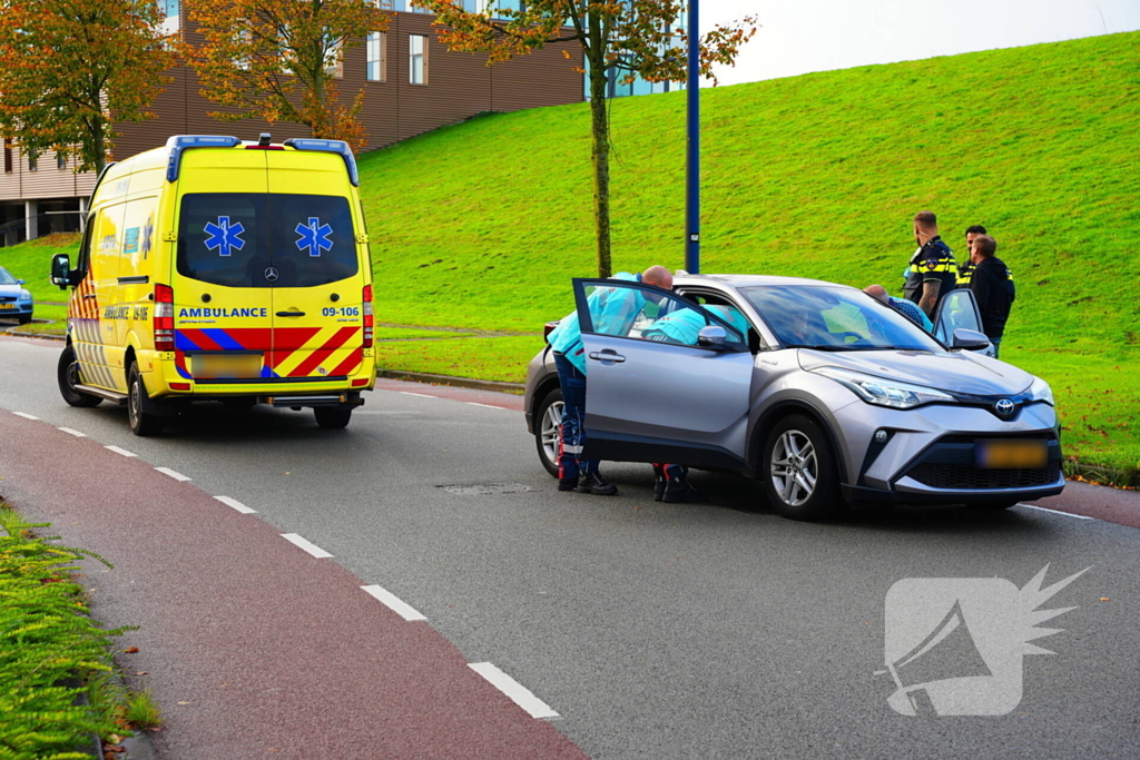 Vrachtwagen klapt achterop auto