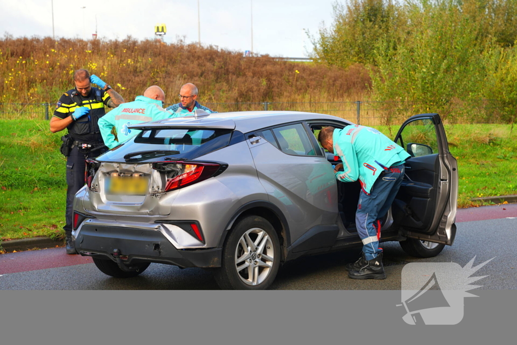 Vrachtwagen klapt achterop auto