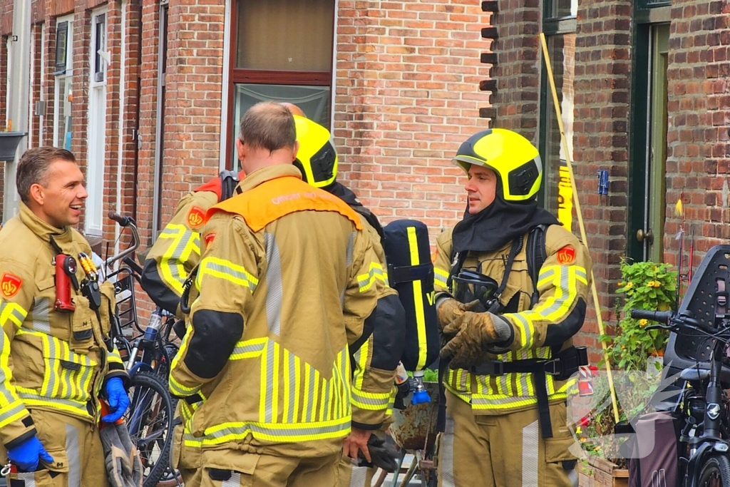 Brand in woning: Twee personen nagekeken door ambulancepersoneel