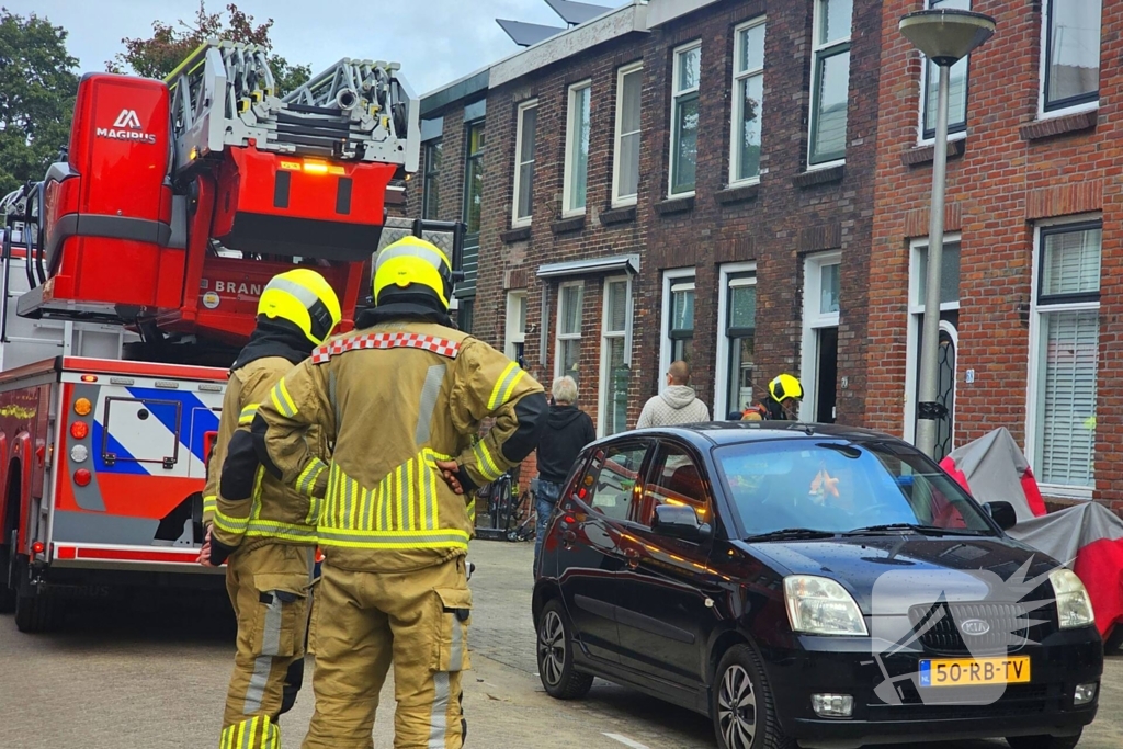 Brand in woning: Twee personen nagekeken door ambulancepersoneel