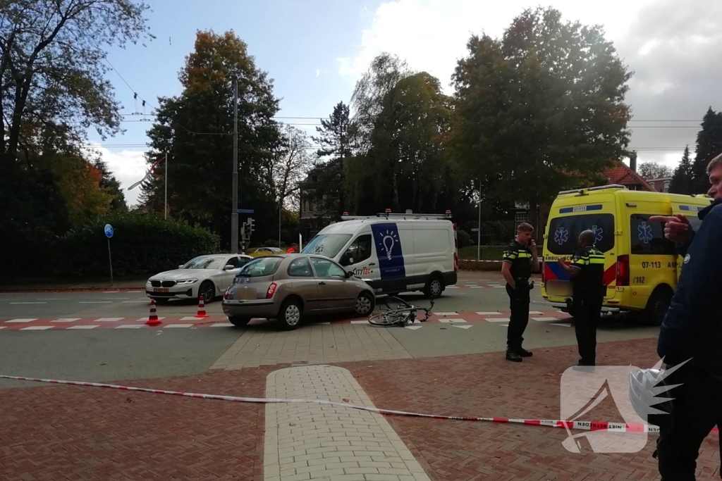 Fietser, bestelbus en auto komen met elkaar in botsing