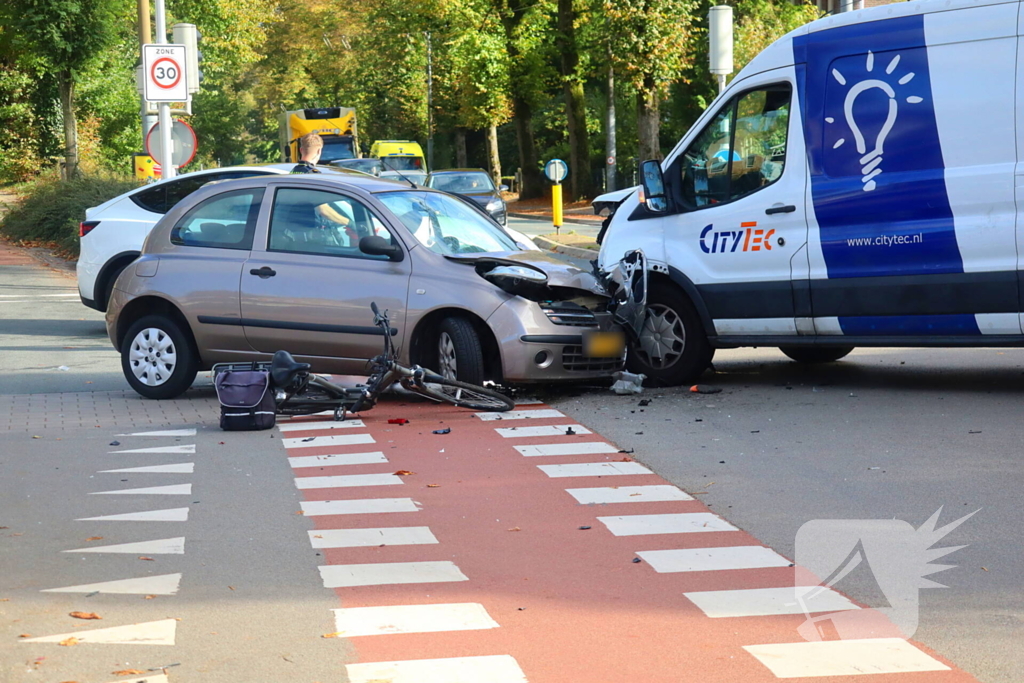 Fietser, bestelbus en auto komen met elkaar in botsing