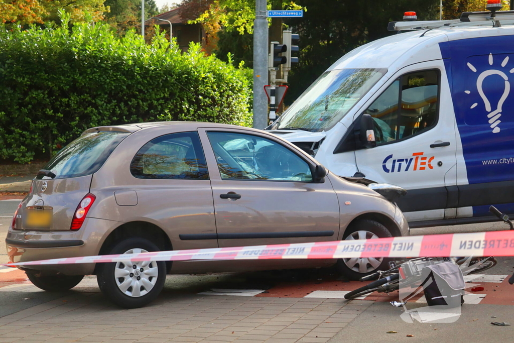 Fietser, bestelbus en auto komen met elkaar in botsing