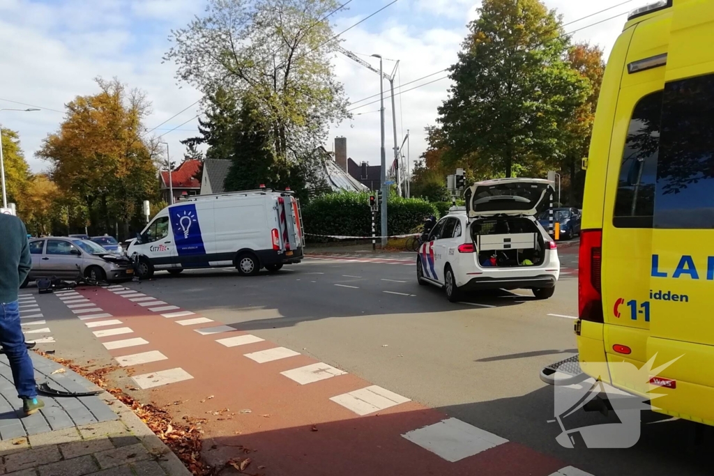 Fietser, bestelbus en auto komen met elkaar in botsing