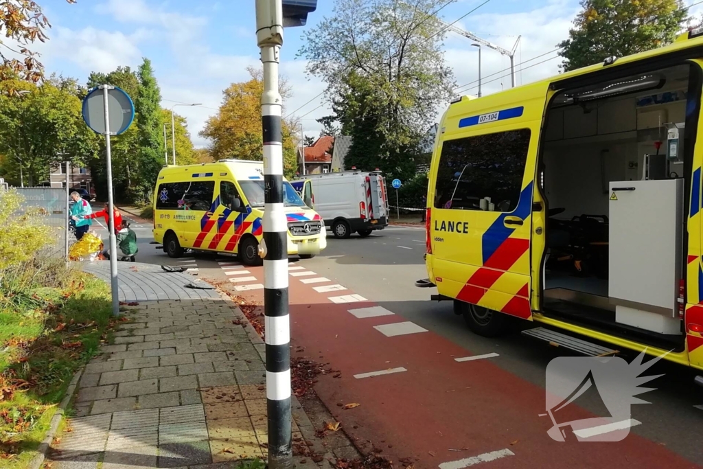 Fietser, bestelbus en auto komen met elkaar in botsing