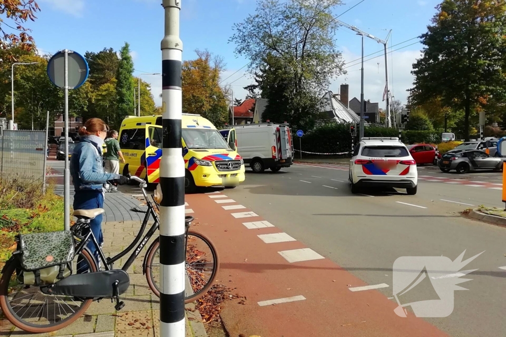 Fietser, bestelbus en auto komen met elkaar in botsing