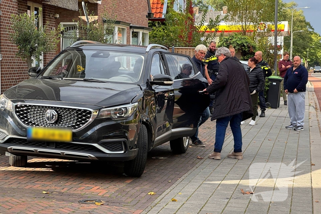 Brommerrijder en automobilist met elkaar in botsing