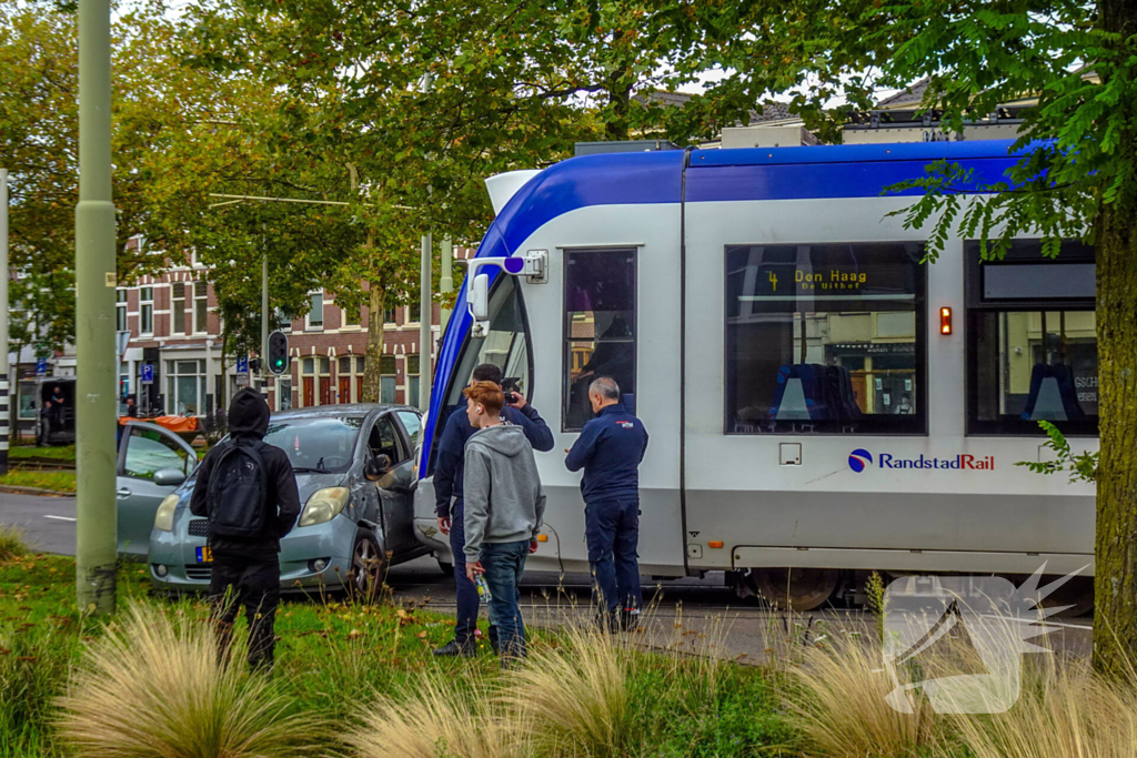 Tram rijdt personenauto aan