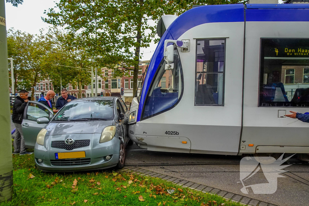 Tram rijdt personenauto aan