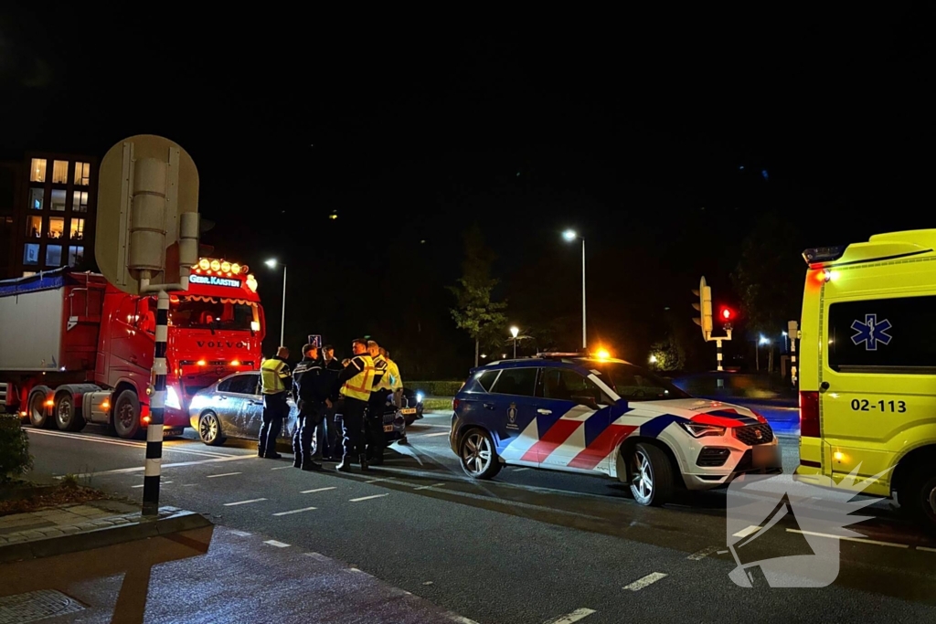 Weg afgesloten na ongeval tussen auto en vrachtwagen