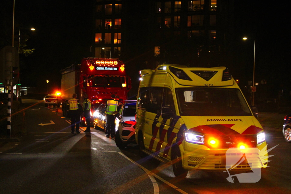 Weg afgesloten na ongeval tussen auto en vrachtwagen