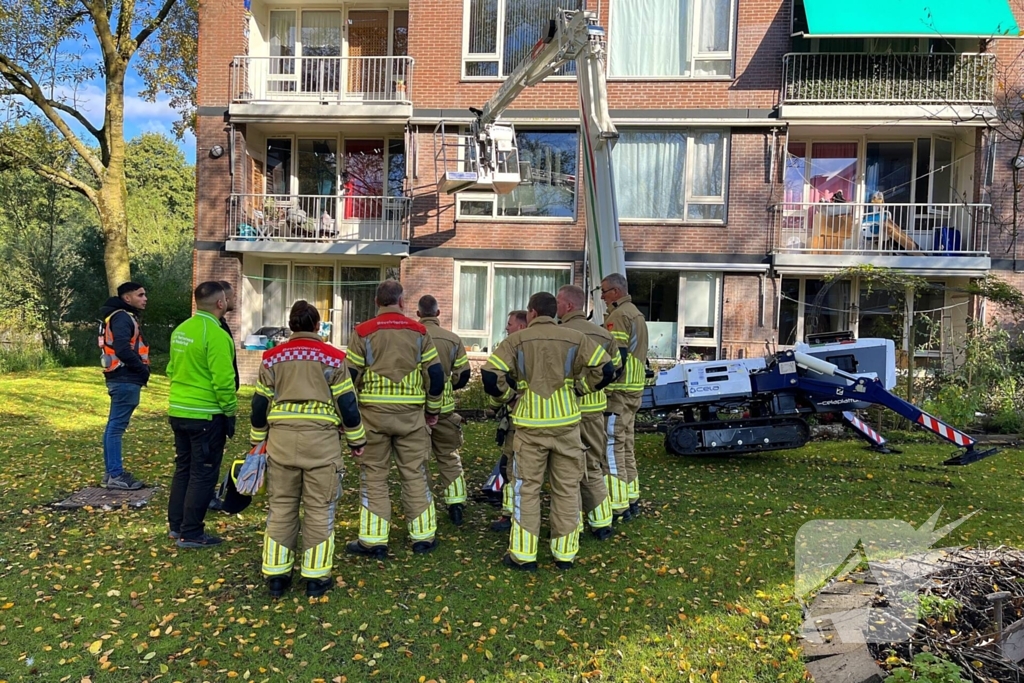 Hoogwerker zakt weg, brandweer schiet te hulp