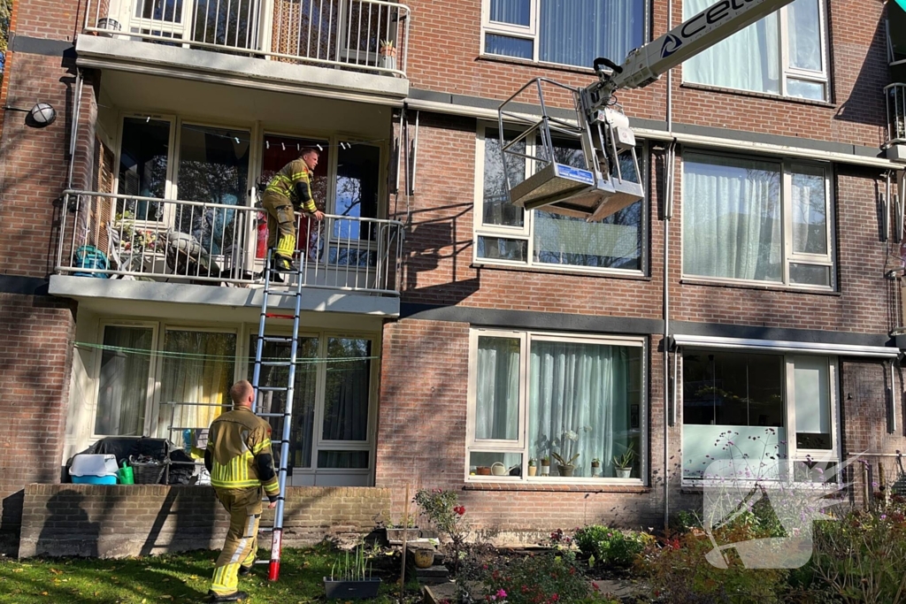 Hoogwerker zakt weg, brandweer schiet te hulp