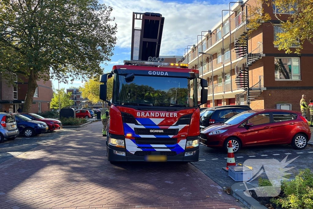 Hoogwerker zakt weg, brandweer schiet te hulp