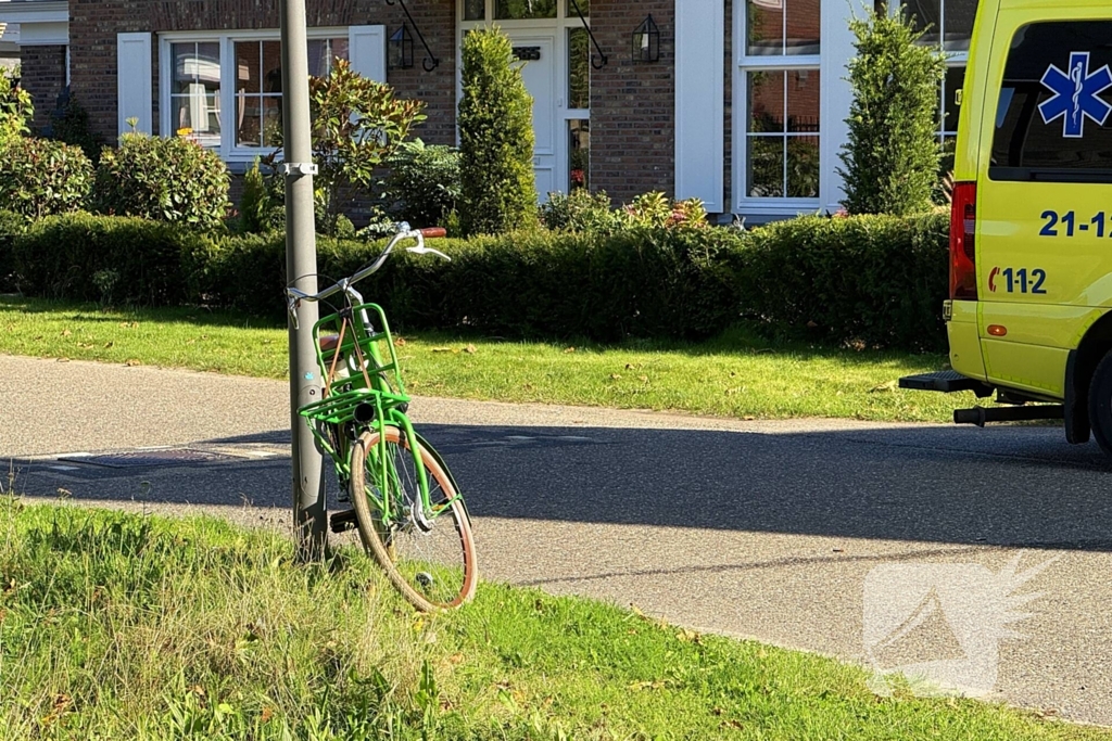 Automobilist botst op afslaande fietser