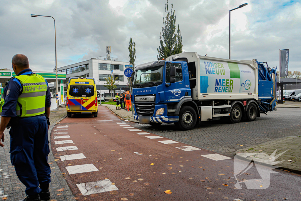 Scooterrijder aangereden door vuilniswagen op fietspad