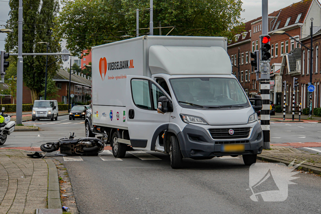 Scooter botst op bakwagen