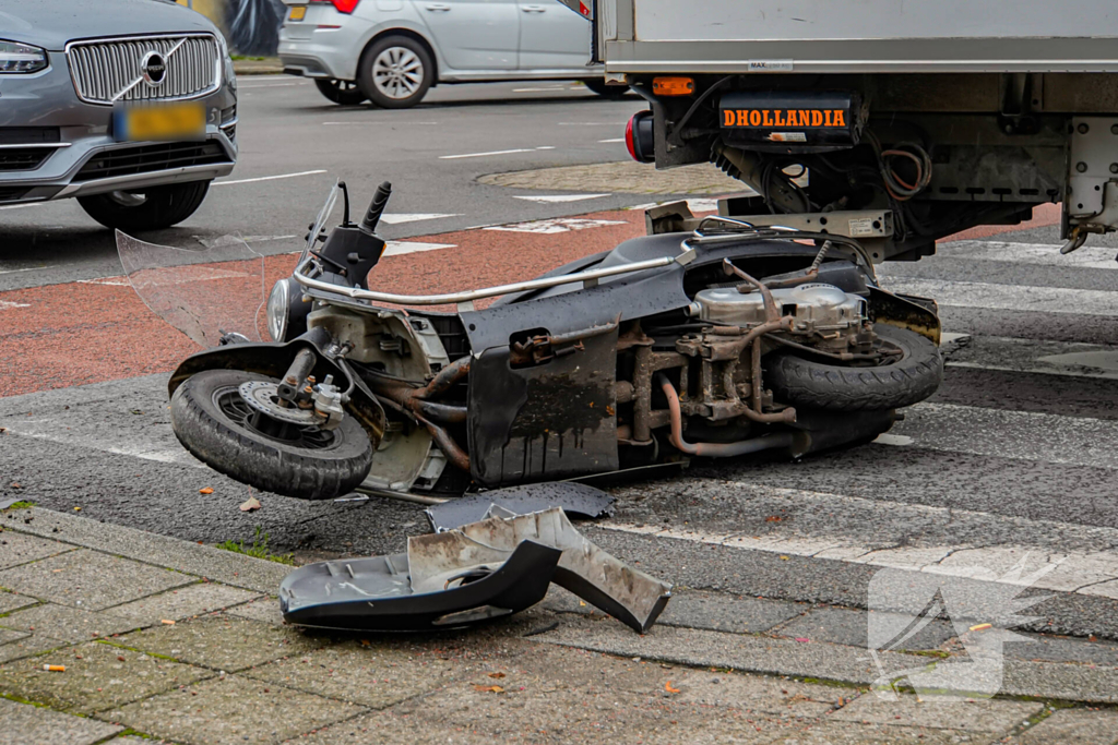 Scooter botst op bakwagen