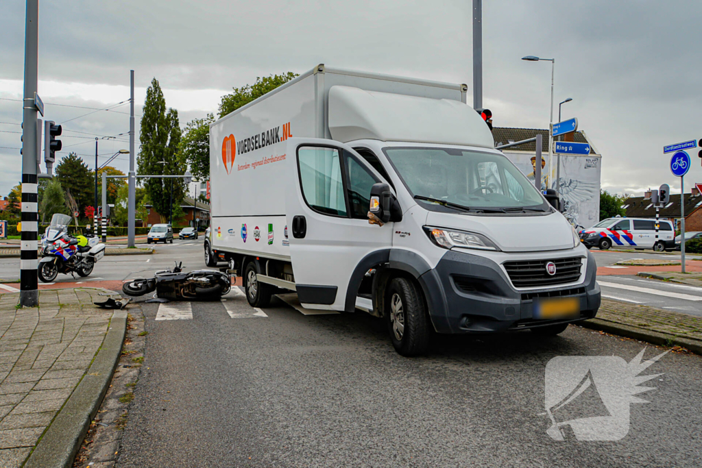 Scooter botst op bakwagen