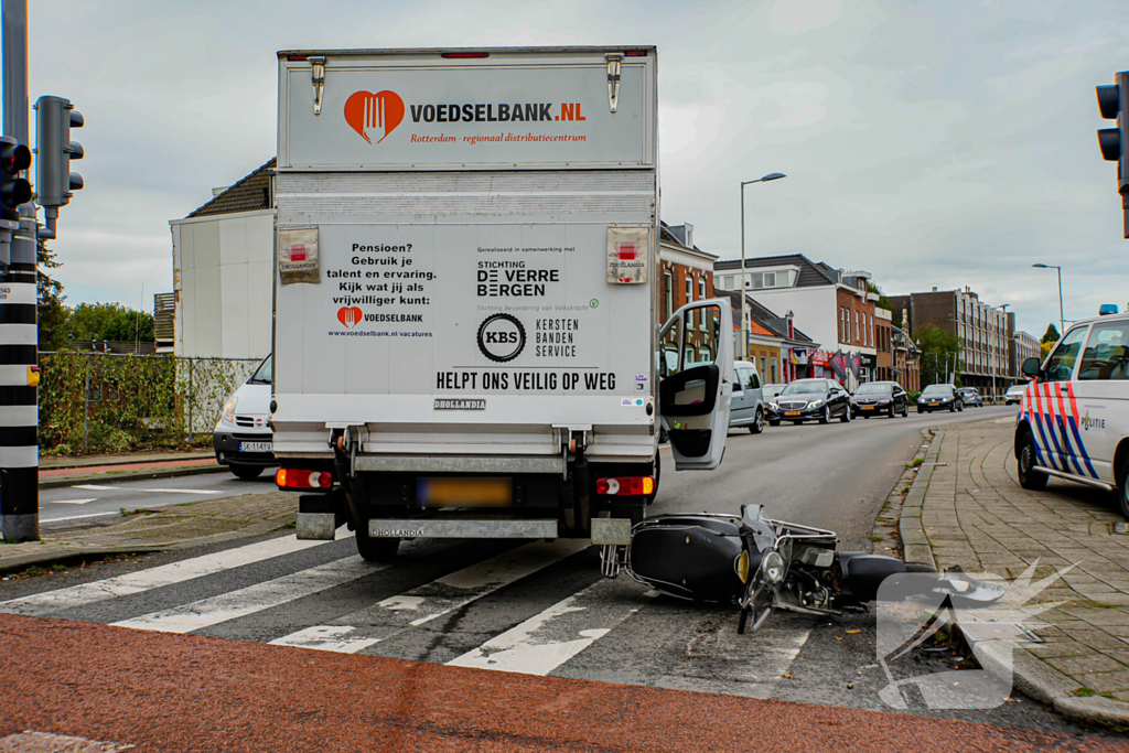 Scooter botst op bakwagen